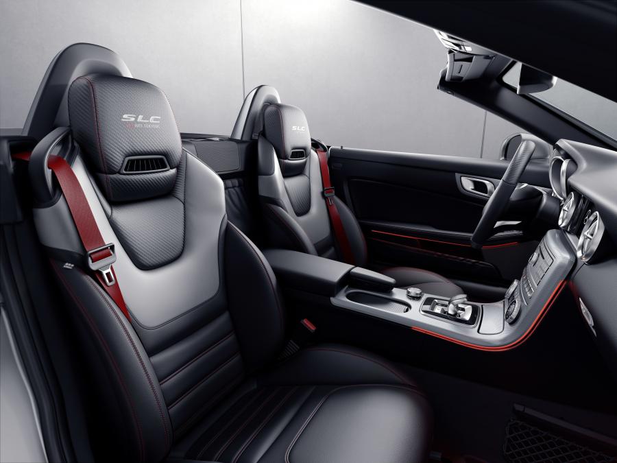 Интерьер Mercedes-AMG SLC43 RedArt Edition 2017 года  (фото 3 из 8)